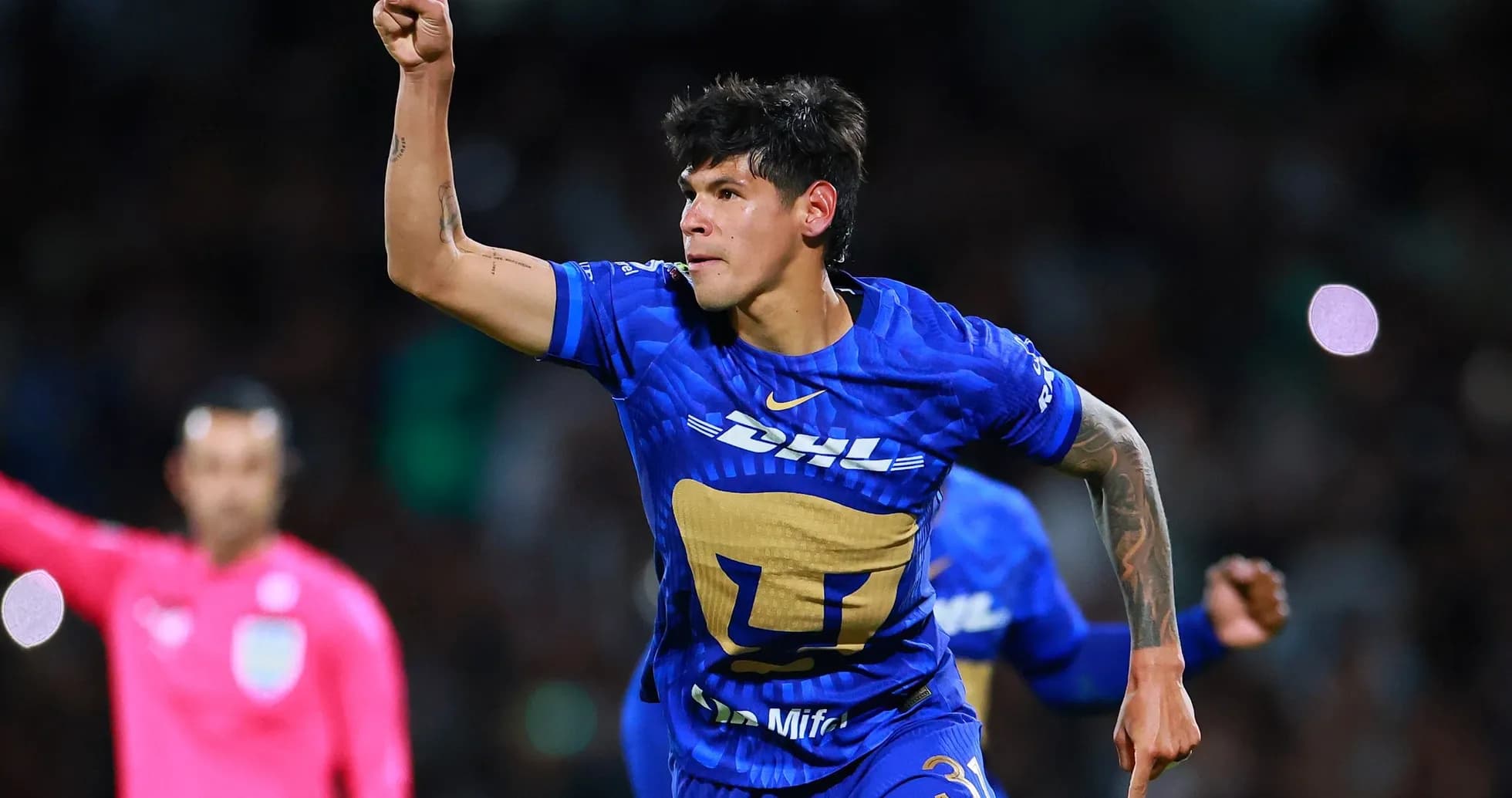 Jugador de Pumas celebrando un gol