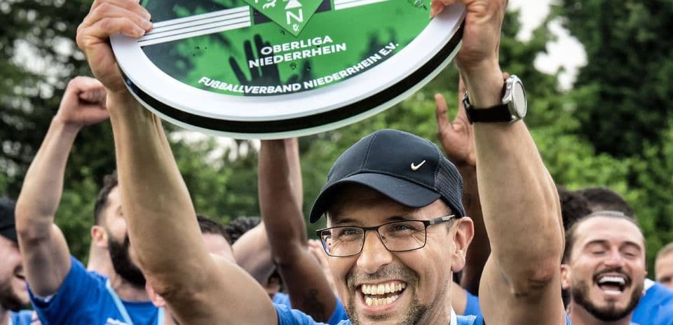 Celebración del equipo con el trofeo Oberliga