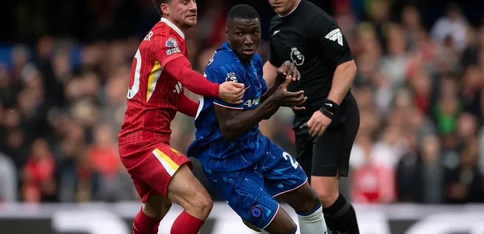 Jugadores de Liverpool y Chelsea luchando por el balón