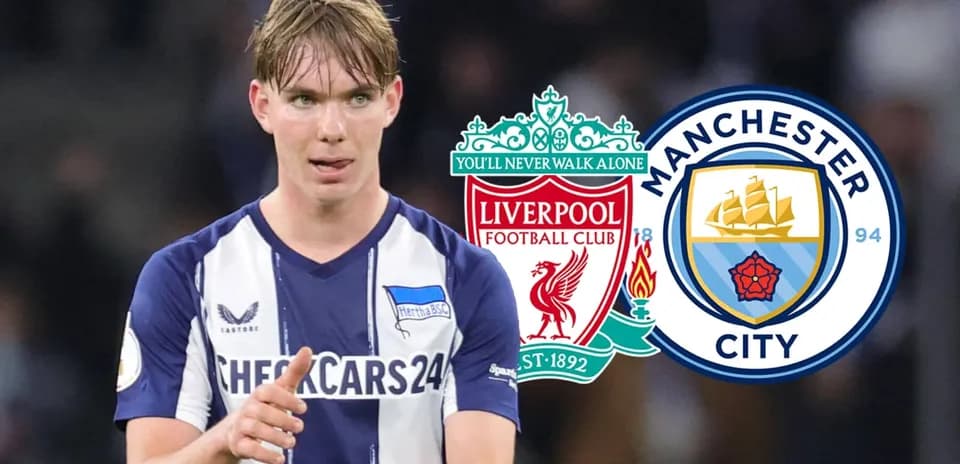 Jugador señalando mientras logos de Liverpool y Manchester City