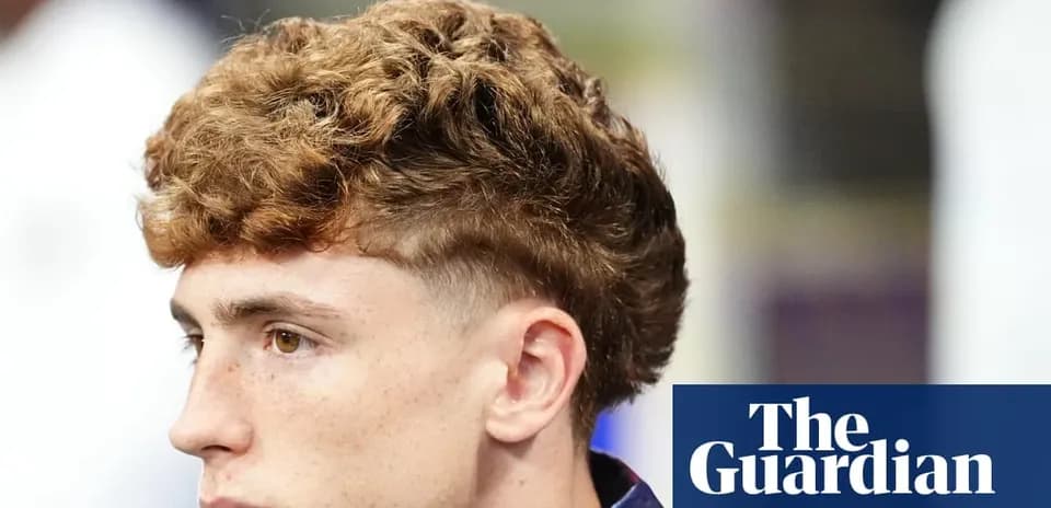 Jugador con cabello rizado en perfil