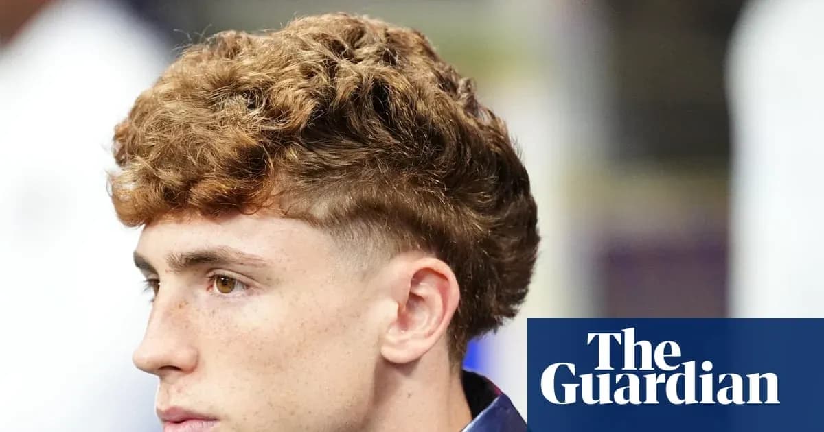 Jugador con cabello rizado en perfil