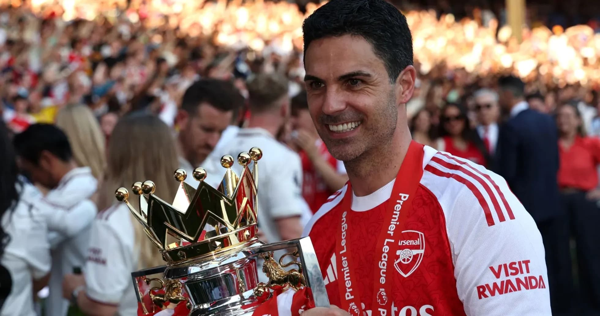 Entrenador de Arsenal sosteniendo trofeo de Premier League