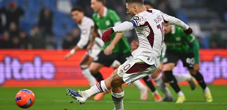 Jugador de Torino lanzando un penalti