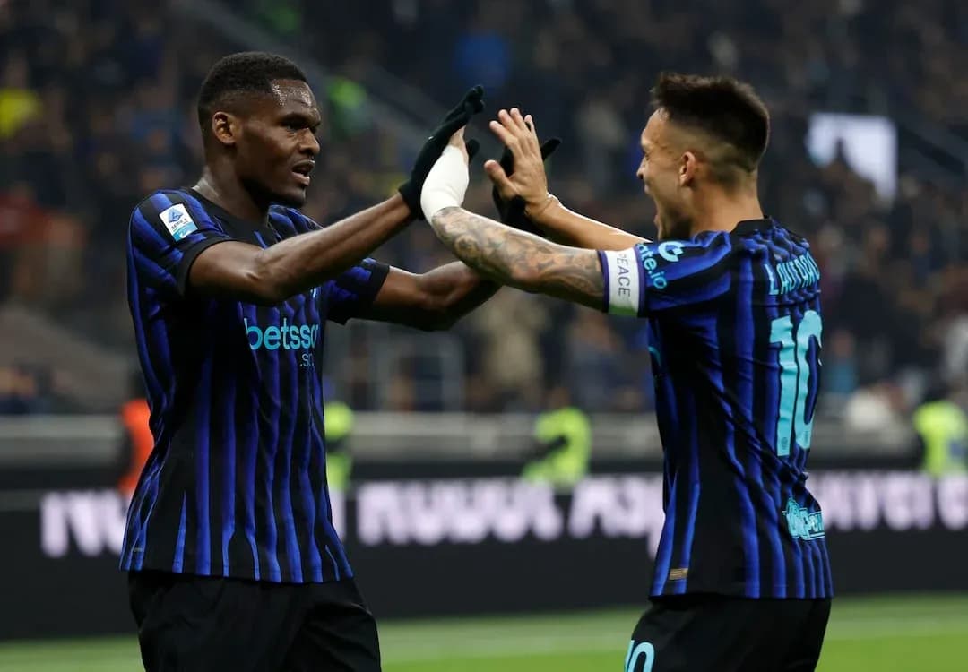 Dos jugadores de Inter celebrando un gol