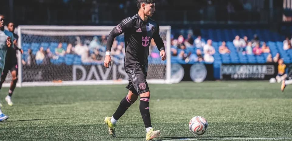 Jugador de Inter Miami II en acción durante el partido