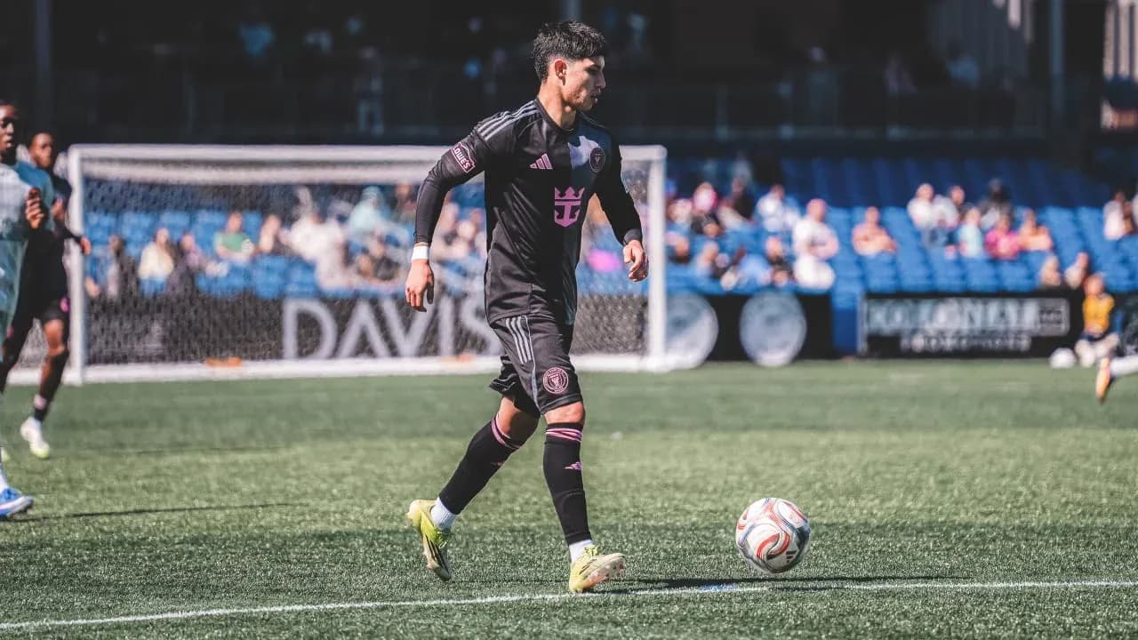 Jugador de Inter Miami II en acción durante el partido