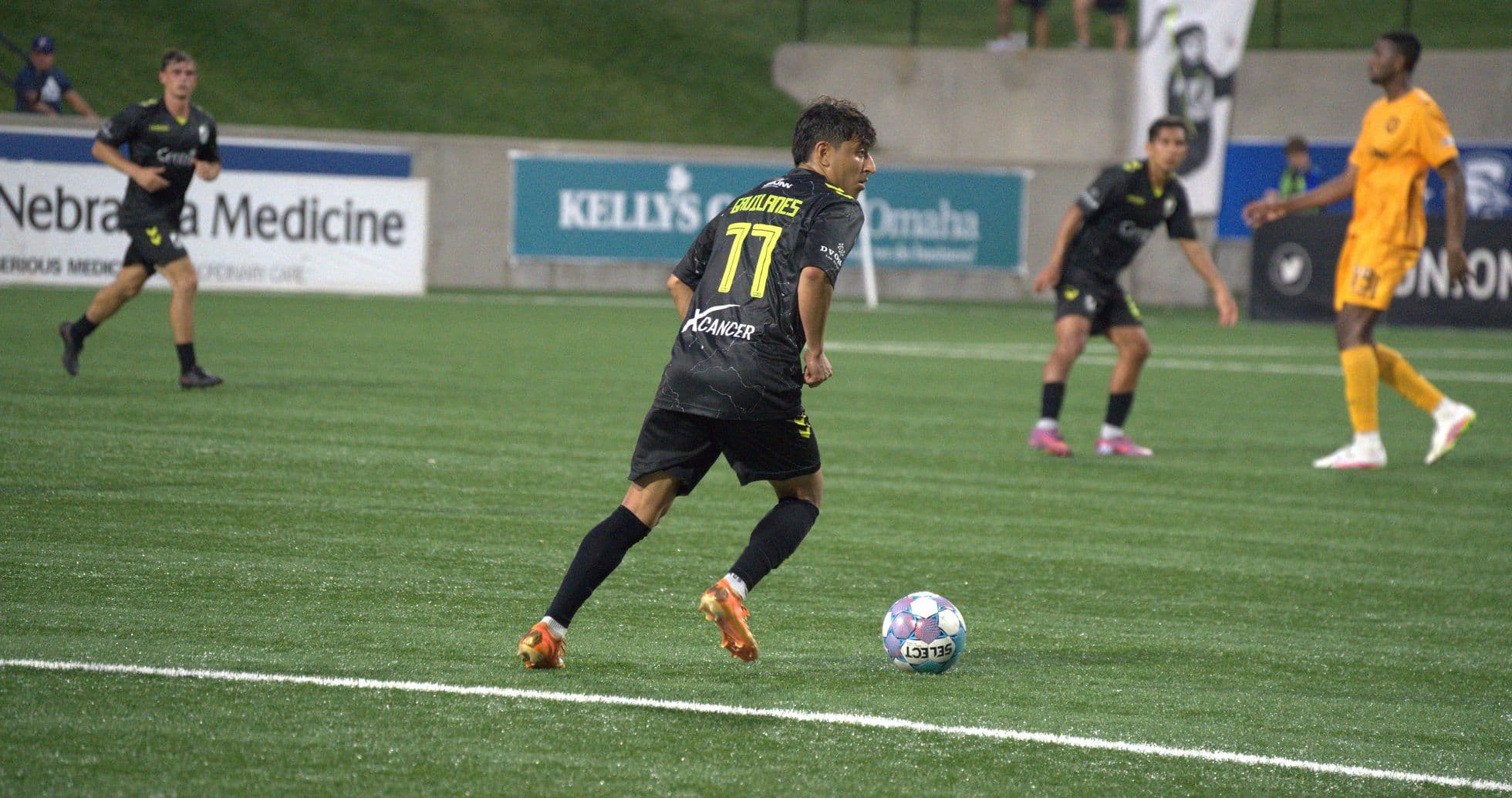 Jugador de Union Omaha con balón en el campo