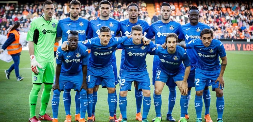 Jugadores de Getafe posando en el campo