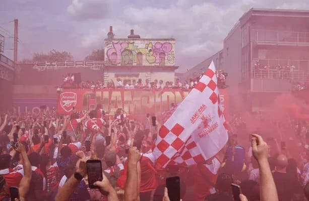 Aficionados de Arsenal celebrando con humo rosa