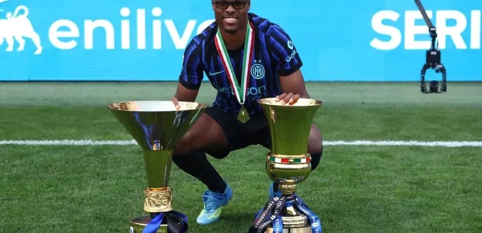 Jugador de Inter celebrando con trofeos en el campo