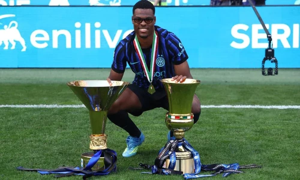 Jugador de Inter celebrando con trofeos en el campo