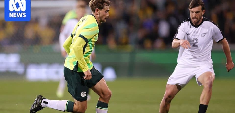 Jugador australiano avanzando con el balón contra Nueva Zelanda