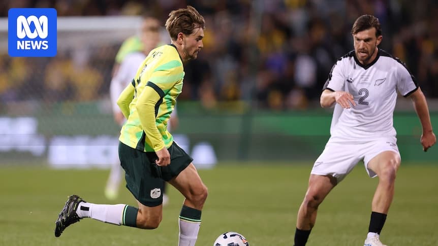 Jugador australiano avanzando con el balón contra Nueva Zelanda
