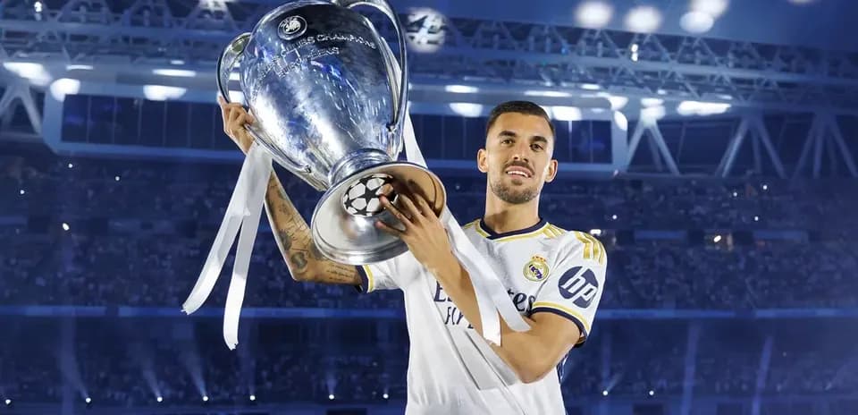 Jugador de Real Madrid levantando el trofeo de la Champions