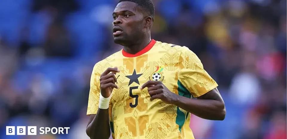 Jugador de Ghana con camiseta amarilla en acción