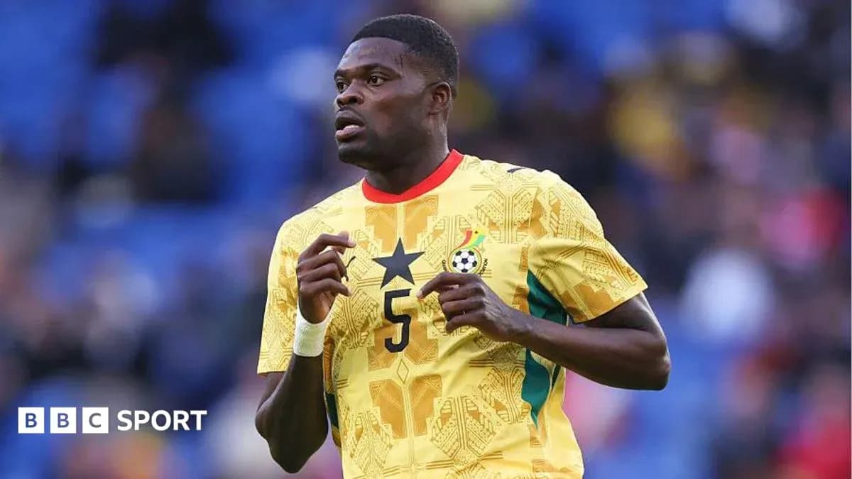 Jugador de Ghana con camiseta amarilla en acción