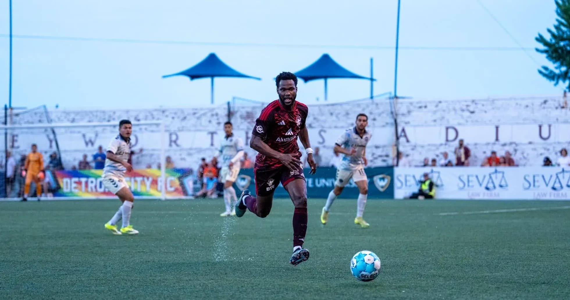 Jugador de Detroit City persiguiendo el balón