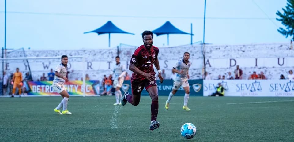 Jugador de Detroit City persiguiendo el balón