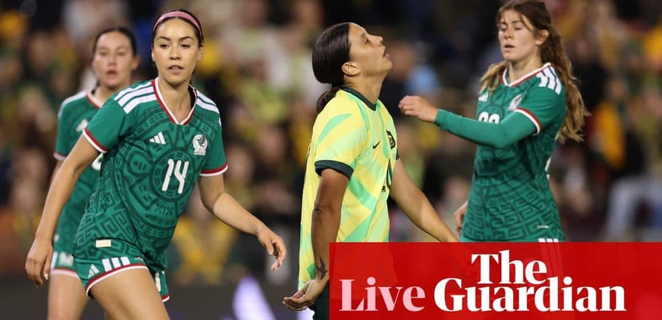 Jugadoras de fútbol de México y Australia en acción