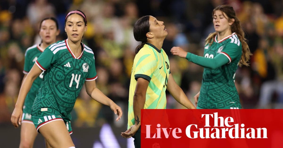 Jugadoras de fútbol de México y Australia en acción