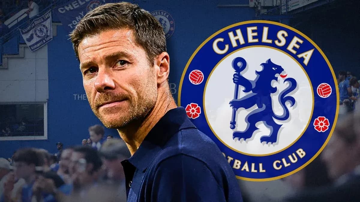 Entrenador de Chelsea frente al logo del club