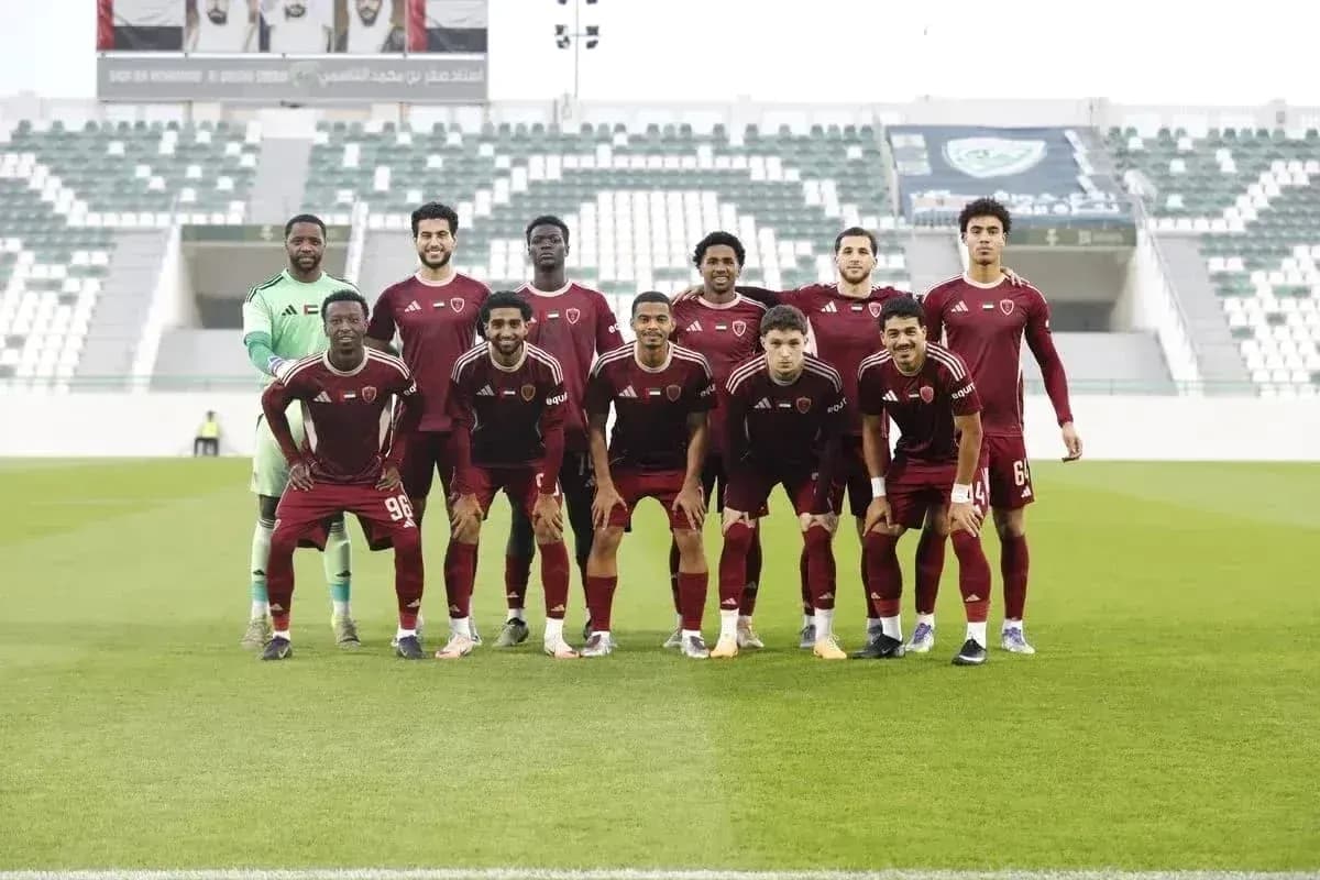 Jugadores de Al Wahda U23 posando en el campo