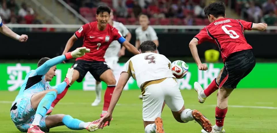 Jugador surcoreano luchando por el balón