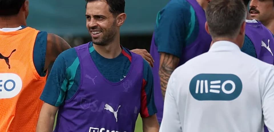 Jugadores entrenando y conversando en la sesión
