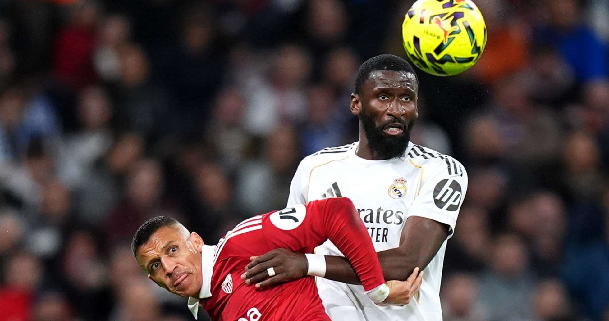Jugador de Sevilla y Real Madrid compiten por el balón
