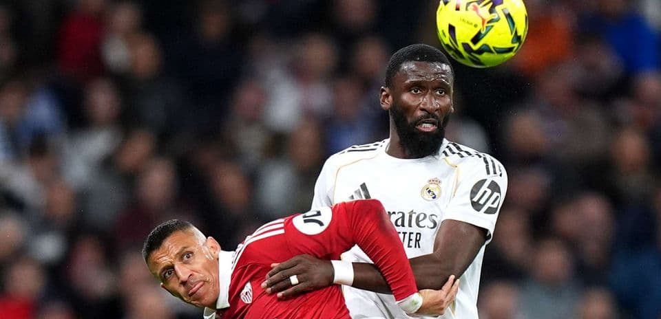 Jugador de Sevilla y Real Madrid compiten por el balón