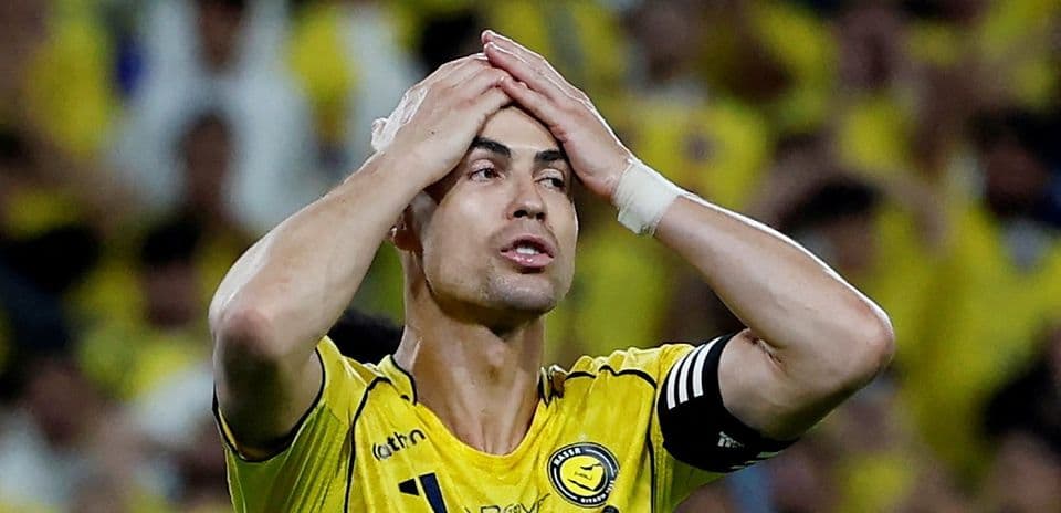 Jugador con camiseta amarilla sosteniendo la cabeza