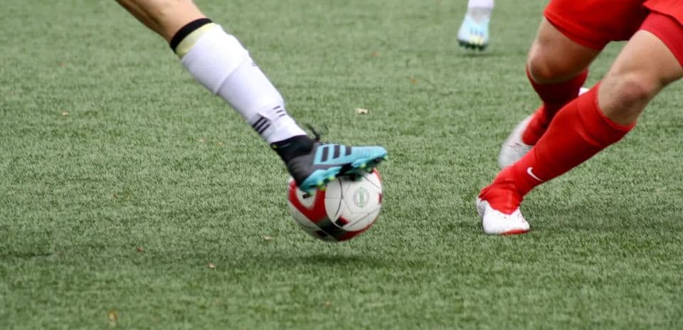 Jugadora contactando el balón en el partido