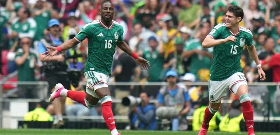 Jugadores de México celebrando un gol