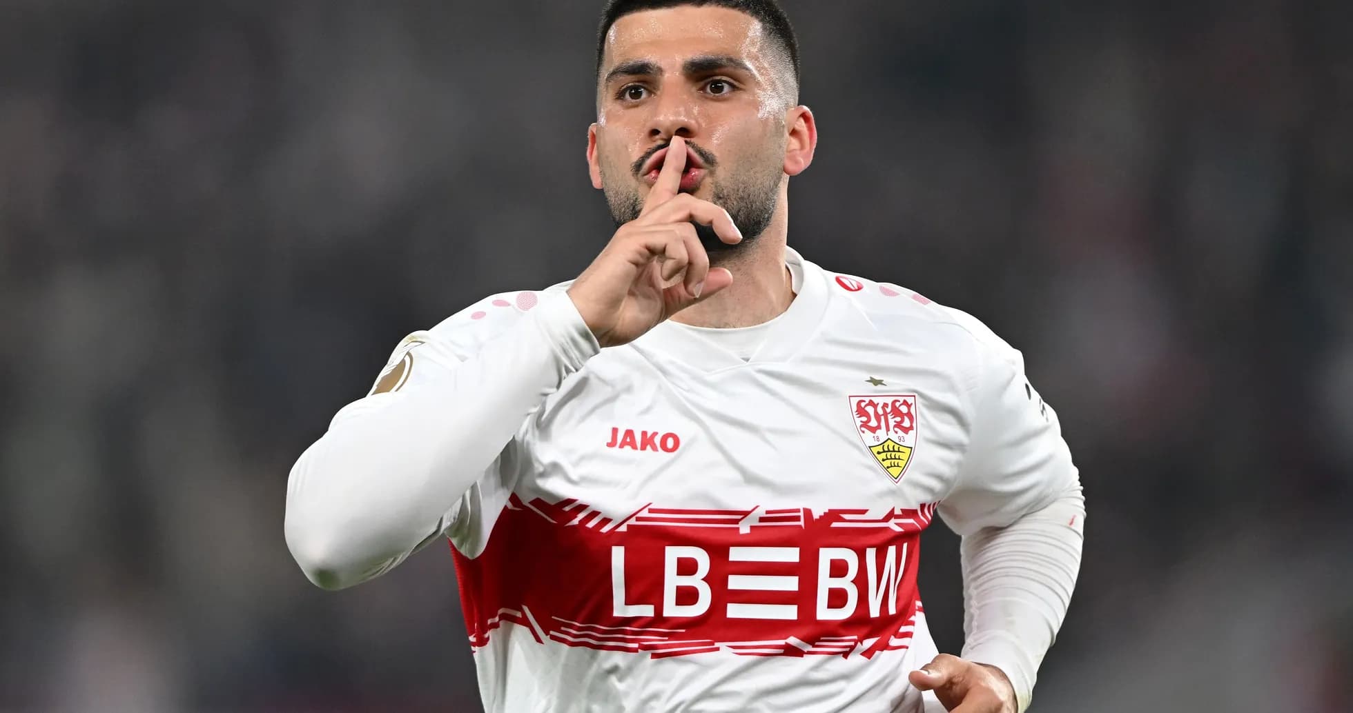 Jugador del Stuttgart haciendo señal de silencio
