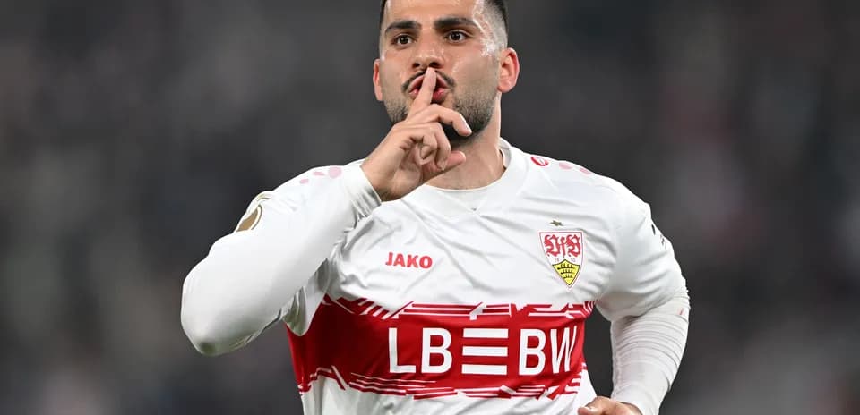 Jugador del Stuttgart haciendo señal de silencio