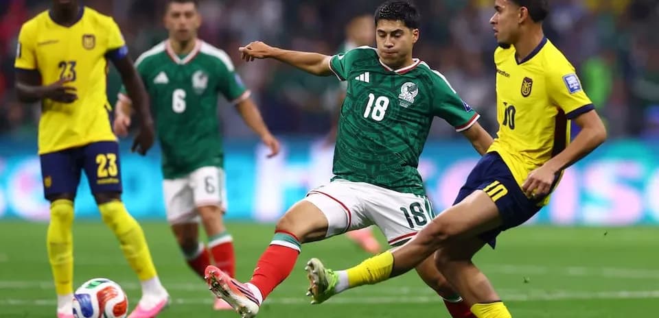 Jugador de México y Ecuador en acción