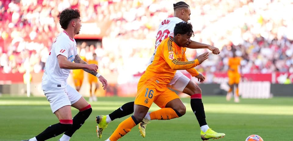 Jugadores de Sevilla y Real Madrid compiten por el balón