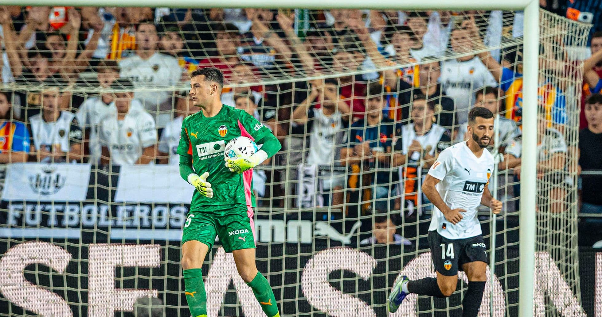 Portero de Valencia con balón en el campo