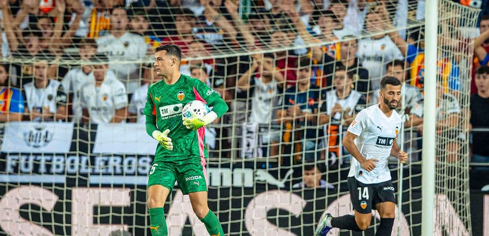 Portero de Valencia con balón en el campo