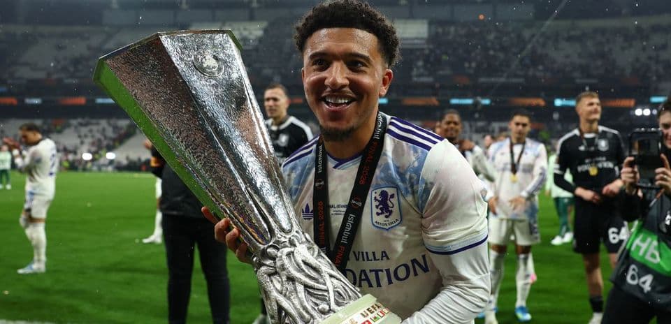 Jugador sosteniendo trofeo de la UEFA en celebración