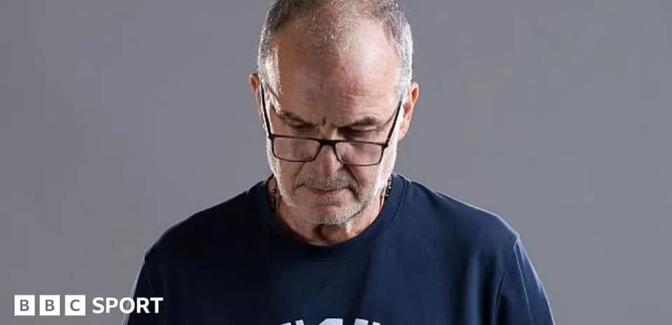 Hombre con gafas mirando hacia abajo con fondo gris