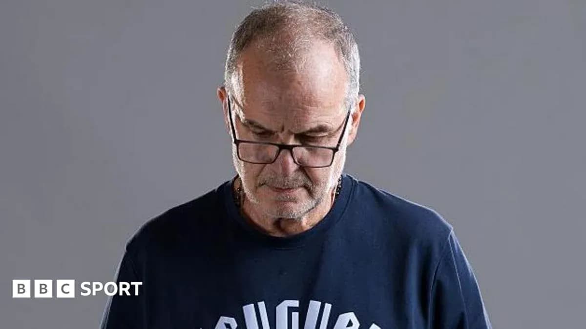 Hombre con gafas mirando hacia abajo con fondo gris
