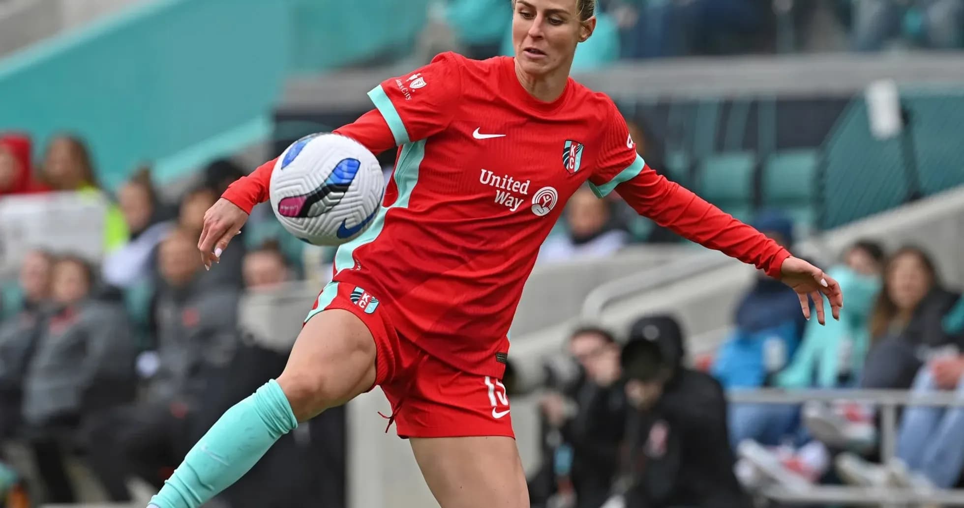 Jugadora controlando el balón durante el partido