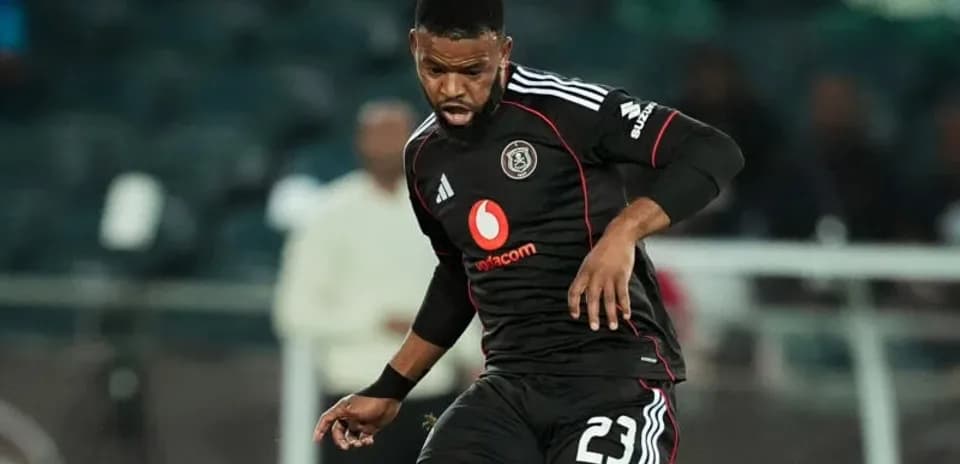 Jugador de Orlando Pirates controlando el balón en partido