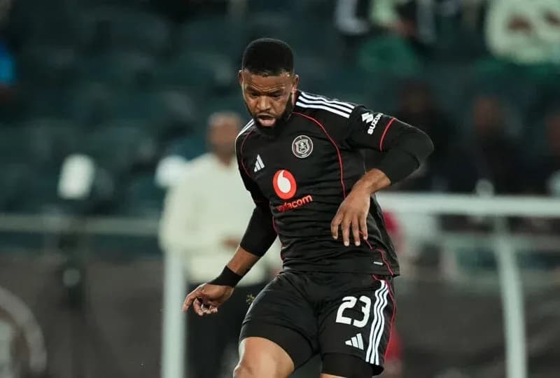 Jugador de Orlando Pirates controlando el balón en partido