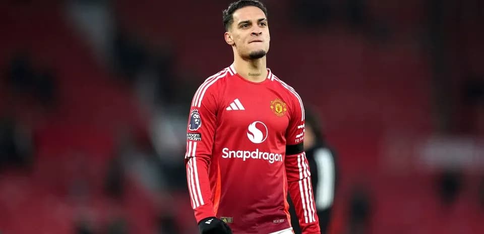 Jugador de Manchester United en camiseta roja
