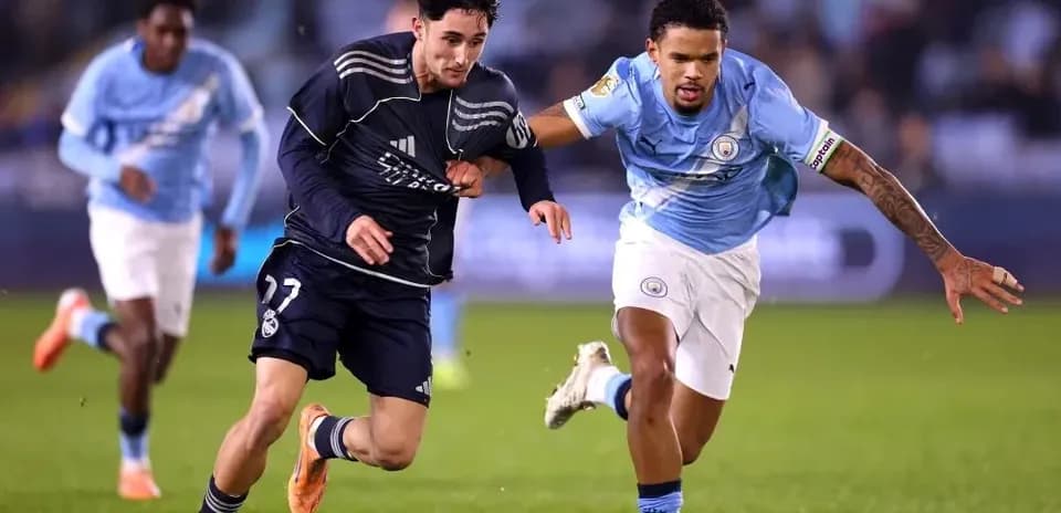 Jugador de Real Madrid corre con balón, perseguido por rival