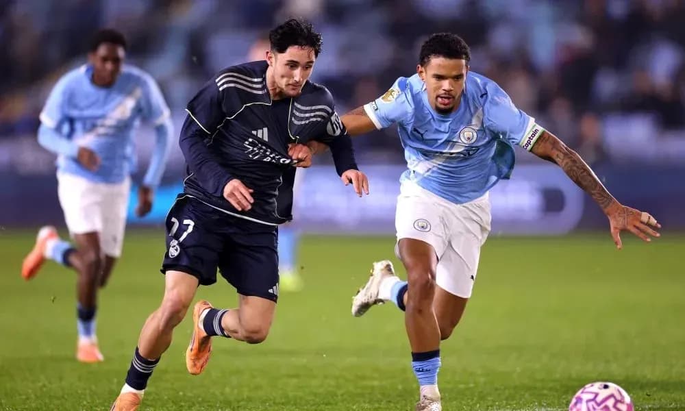 Jugador de Real Madrid corre con balón, perseguido por rival