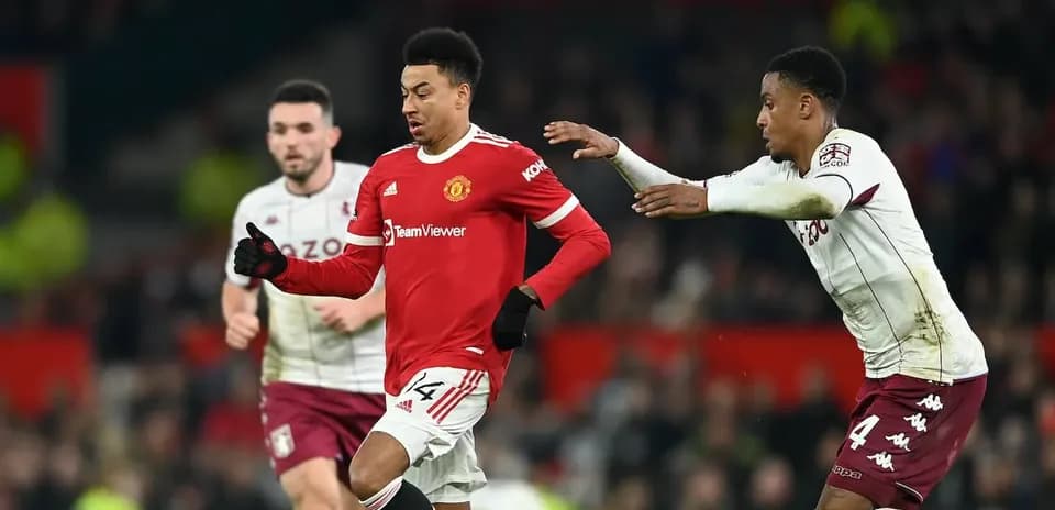 Jugador de Manchester United corriendo con balón durante partido